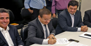 Cerimônia de assinatura do convênio para a elaboração do Plano Regional de Saneamento Básico do Consórcio Portal do Sertão.